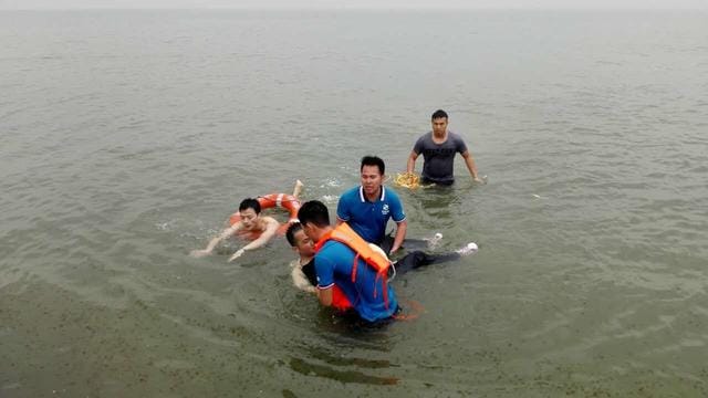 深圳湾公园一男子跳海轻生 被游客和管理员救起
