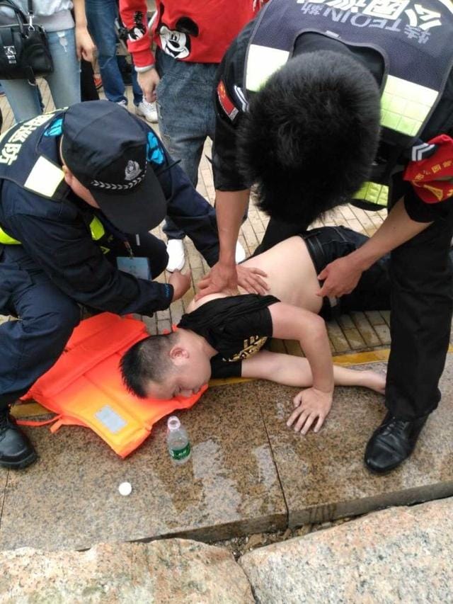 深圳湾公园一男子跳海轻生 被游客和管理员救起