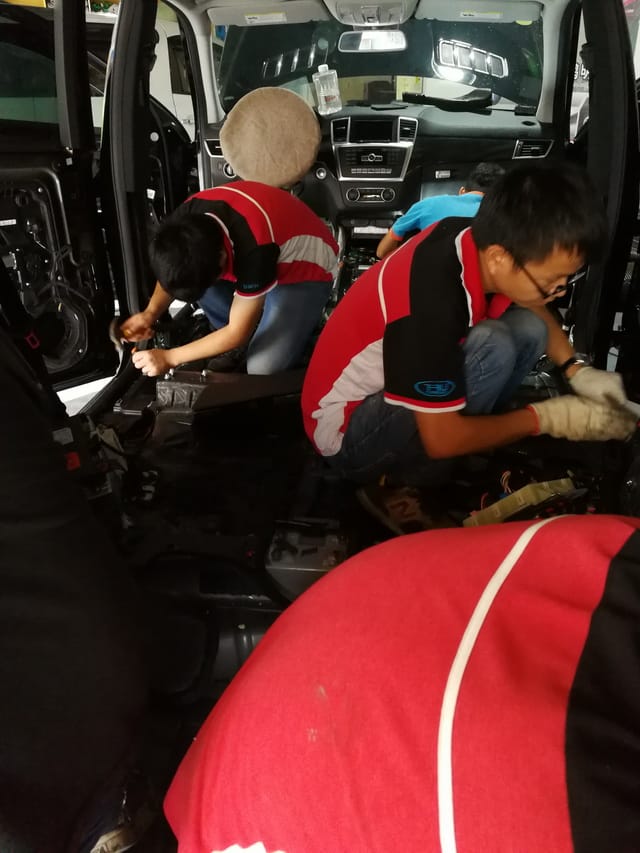 3 ��װʦ���ڽ��в�ж����.jpg