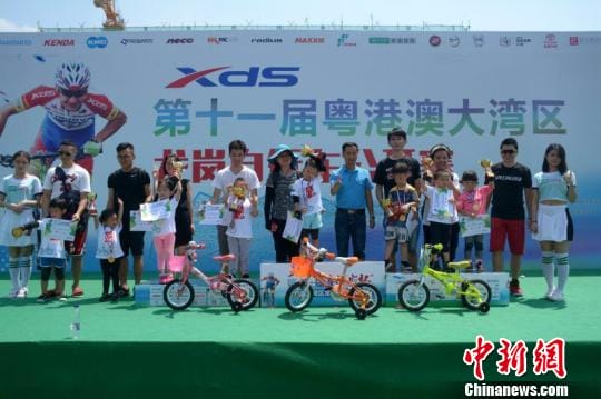 粤港澳大湾区自行车赛深圳举行 萌娃玩转单车飘移