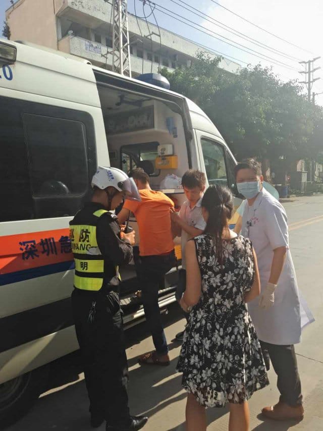 深圳壮男被小蚂蚁一口 “咬晕”路边