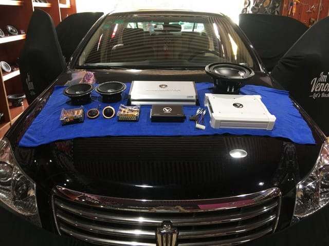 1 丰田皇冠与升级器材合影.jpg