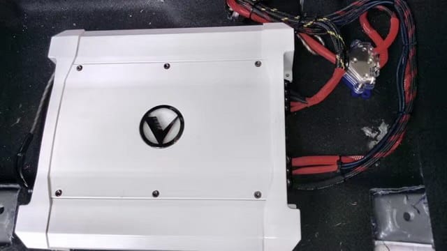 6 VENOM VX500.1TO单路功放引线装于座椅底下.jpg