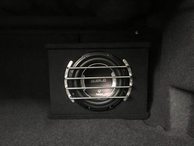 7 VENOM VX10D超低音置于尾箱.jpg