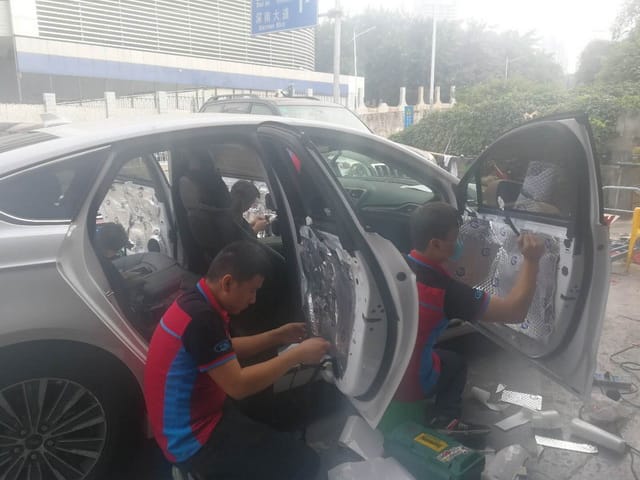 3 改装师清理好门板异物后，正在对四门进行隔音处理.jpg