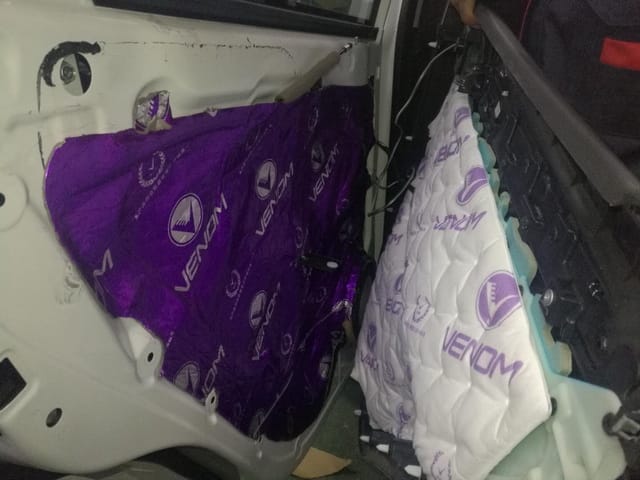 4 后门板使用VENON止震板和吸音棉进行双层隔音处理，大大提升隔音降噪效果.jpg
