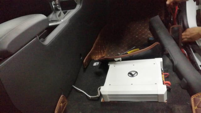 7 VENOM VX500.1TO单路功放引线装于座椅底下.jpg